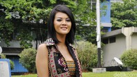 Busana dengan dominasi warna hitam itu membuatnya terlihat memesona dengan kulit tan nya. Pool/Noel/detikFoto.