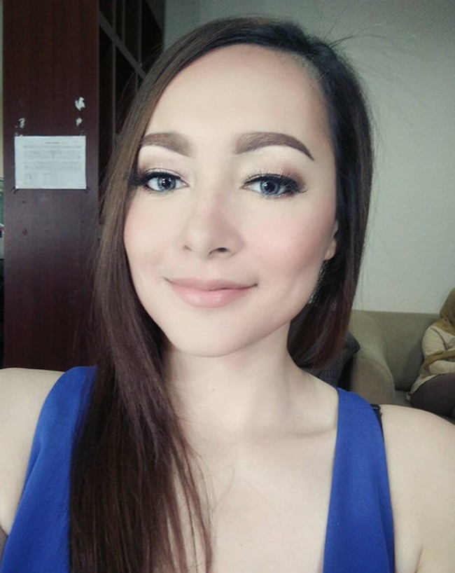 Artis Indonesia selanjutnya yang memiliki darah Prancis adalah Dewi Rezer. Walau sudah memiliki dua orang anak, penampilannya masih tetap memesona. Foto: Instagram Dewi Rezer