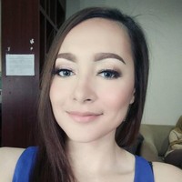 Artis Indonesia selanjutnya yang memiliki darah Prancis adalah Dewi Rezer. Walau sudah memiliki dua orang anak, penampilannya masih tetap memesona. Foto: Instagram Dewi Rezer