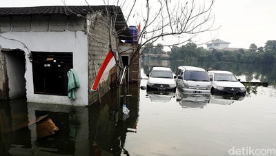 Banjir Rendam Puluhan Rumah di Ciracas