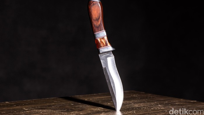 Glek! Kena Gangguan Makan Tak Lazim, Pria Ini Gemar Telan Pisau