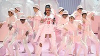 Pelantun Work itu tampil manis dengan kaus dan rok putih. Michael Loccisano/Getty Images/detikFoto.