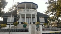Bangunan rumah utama terdiri dari 2 lantai. Arsitektur bangunan menunjukkan gaya Eropa yang kental, dengan warna hitam dan putih yang dominan (Habib Rifai/detikTravel)