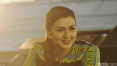 Cantiknya Donna Agnesia Saat Sedang Bikin Macaroni Schotel dan Lasagna