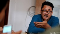 Peneliti Jaringan Kerja Penyelamat Hutan Riau (Jikalahari) Made Ali menjawab pertanyaan wartawan usai presentasi.