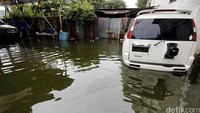 Sejumlah mobil terendam banjir.