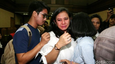 Dituntut 6 Tahun Penjara, Damayanti Menangis