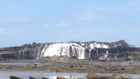 Sawarna merupakan nama desa di Kecamatan Bayah, Kabupaten Lebak, Provinsi Banten. Salah satu destinasi di sana bernama Pantai Karang Taraje, punya fenomena unik air terjun laut! (Afif/detikTravel)