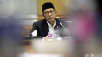 Lukman Hakim Saifuddin menyayangkan adanya pihak yang kemudian berkata belum mendapatkan visa. Padahal visanya sudah terbit, hanya saja ada proses lain akibat bertukar kelompok terbang.