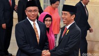 Presiden Jokowi memberikan ucapan selamat kepada  Hasyim Asyari.