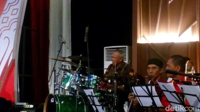 Ketika Menteri Basuki Unjuk Skill Gebuk Drum Bersama Band PUPR