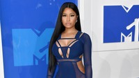 Seperti biasa, Nicki Minaj tetap tampil hot dibalut dress menyapu lantai  berwarna biru gelap dari Bao Tranchi. Jamie McCarthy/Getty  Images/detikFoto.
