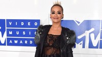 Lewat busana serba hitam dari Marc Jacobs dipadu perhiasan dari Lorraine Schwartz dan Ofira, Rita Ora percaya diri tampil gotik. Jamie McCarthy/Getty  Images/detikFoto.