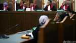 Dituntut 6 Tahun Penjara, Damayanti Menangis