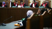 Sidang ini dipimpin hakim ketua Sumpeno yang didampingi hakim anggota Baslin Sinaga, Masud, Sigit Herman Binaji, dan Titi Samsiwi.