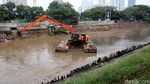Pengerukan Lumpur di Kanal Banjir Barat