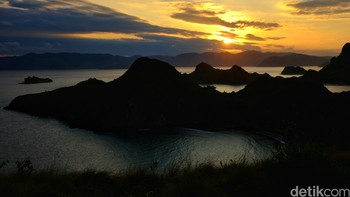 Pemandangan matahari terbenam di salah satu sisi Pulau Padar. Foto: detikINET - Anggoro Suryo Jati