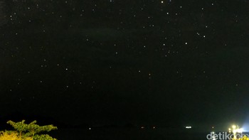 Milky way, atau bima sakti yang terlihat dari sebuah hotel di Labuan Bajo. Foto: detikINET - Anggoro Suryo Jati