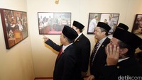 Akom memberikan apresiasi mengenai foto yang dipamerkan.