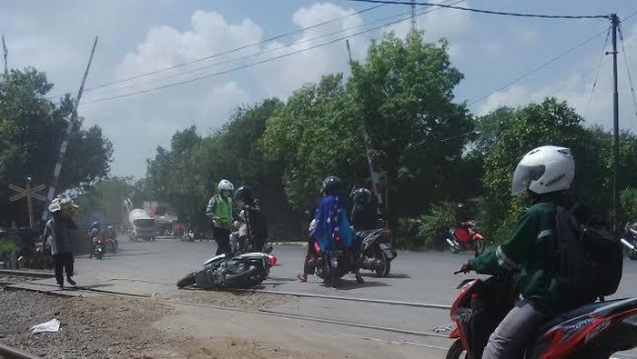 Perbaikan Rel KA di Lamongan Sering Bawa Biker Tergelincir
