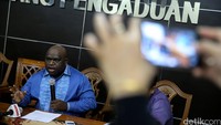Komisioner Komnas HAM Natalius Pigai menggelar jumpa pers di kantor Komnas HAM, Jakarta, Senin (29/8/2016).