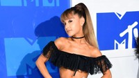 Kenakan busana rancangan Alexander Wang, Ariana Grande pamer perut. Jamie McCarthy/Getty  Images/detikFoto.