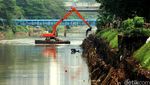 Pengerukan Lumpur di Kanal Banjir Barat