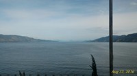 Dari rumah ini, bisa terlihat pemandangan Danau Toba yang membentang luas di kejauhan. Berwarna biru, pemandangan ini begitu menenangkan dan bikin riles, cocok untuk menenangkan pikiran (Habib Rifai/detikTravel