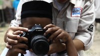 Mereka juga mengajarkan anak-anak cara memotret.