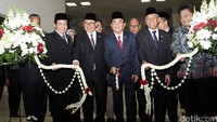 Ketua DPR, Ade Komarudin didampingi Wakil Ketua DPR yaitu Fadli Zon, Agus Hermanto, Taufik Kurniawan dan Fahri Hamzah memotong pita bunga tanda dibukanya  pameran foto wartawan Parlemen, di Komplek Parlemen Senanyan, Jakarta.