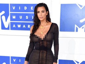 Penampilan Seksi Kim Kardashian dengan Gaun Menerawang di MTV VMA 2016