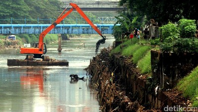 Pengerukan Lumpur di Kanal Banjir Barat