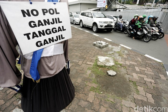 Setelah uji coba selama satu bulan, sistem ganjil genap akan mulai resmi diberlakukan besok.
Bagi para pelanggar tak lagi akan diberi teguran, sanksi maksimal Rp 500 ribu mengancam.
Sistem ganjil genap diatur dalam UU Nomor 22 Tahun 2009 tentang Lalu Lintas dan Angkutan Jalan yaitu pasal 280 yang mengatur pemasangan tanda nomor kendaraan.