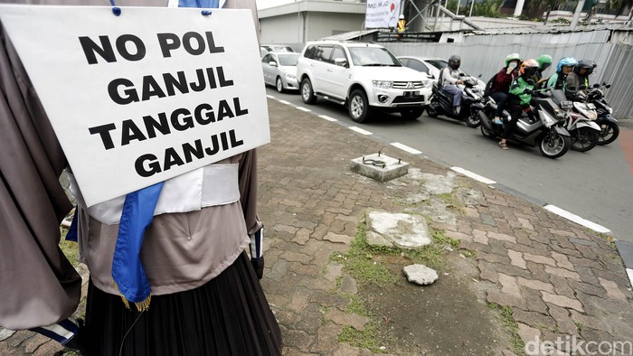 Setelah uji coba selama satu bulan, sistem ganjil genap akan mulai resmi diberlakukan besok.
Bagi para pelanggar tak lagi akan diberi teguran, sanksi maksimal Rp 500 ribu mengancam.
Sistem ganjil genap diatur dalam UU Nomor 22 Tahun 2009 tentang Lalu Lintas dan Angkutan Jalan yaitu pasal 280 yang mengatur pemasangan tanda nomor kendaraan.