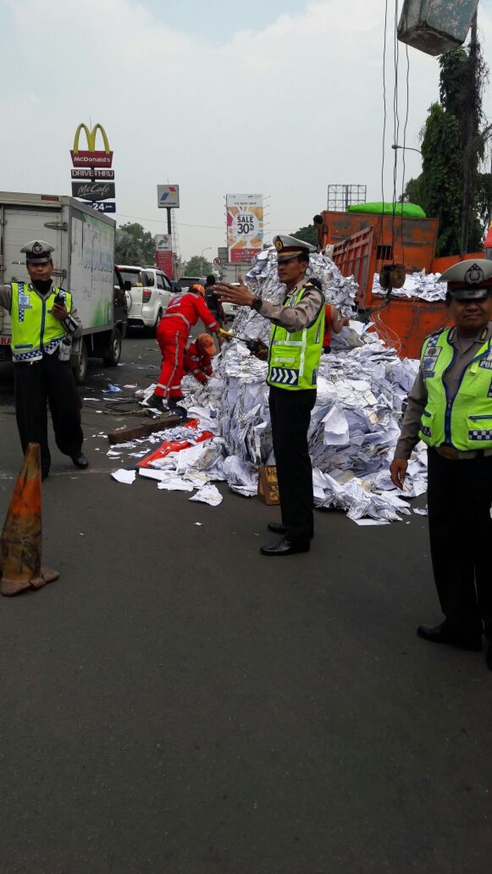 Truk Bermuatan Kertas Terguling di Exit Tol Cibubur, Lalin Macet
