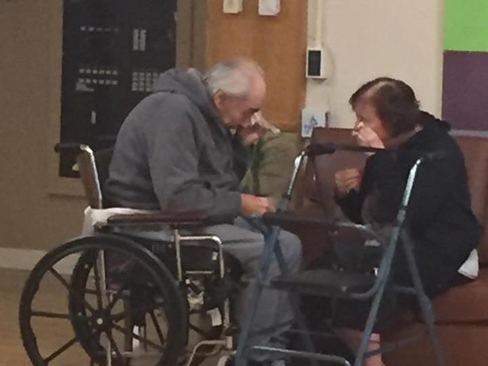 Kisah Haru di Balik Foto Lansia Berpegangan Ucapkan Salam Perpisahan