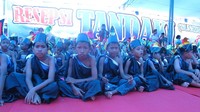500 Anak laki-laki melakukan Tandaki. Di zaman dulu, sunatan ini mengunakan bambu dan sudah dilakukan jauh sebelum Islam masuk ke Buton (Afif/detikTravel)