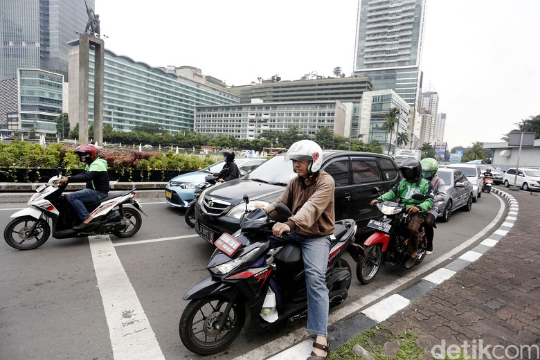 Sistem Ganjil Genap Resmi Diberlakukan Setelah uji coba selama satu bulan, sistem ganjil genap akan mulai resmi diberlakukan besok.
Bagi para pelanggar tak lagi akan diberi teguran, sanksi maksimal Rp 500 ribu mengancam.
Sistem ganjil genap diatur dalam UU Nomor 22 Tahun 2009 tentang Lalu Lintas dan Angkutan Jalan yaitu pasal 280 yang mengatur pemasangan tanda nomor kendaraan.