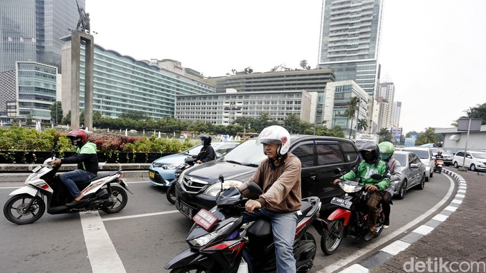 Setelah uji coba selama satu bulan, sistem ganjil genap akan mulai resmi diberlakukan besok.
Bagi para pelanggar tak lagi akan diberi teguran, sanksi maksimal Rp 500 ribu mengancam.
Sistem ganjil genap diatur dalam UU Nomor 22 Tahun 2009 tentang Lalu Lintas dan Angkutan Jalan yaitu pasal 280 yang mengatur pemasangan tanda nomor kendaraan.