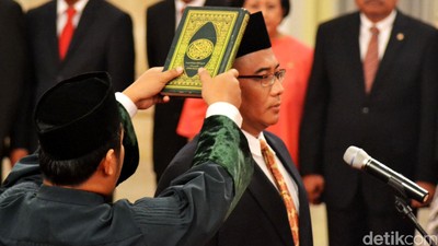 Jokowi Lantik Anggota KPU Hasyim Asyari