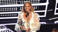 Beyonce sukses memborong delapan penghargaan sekaligus, mulai dari video pop terbaik hingga sinematografi terbaik. Michael Loccisano/Getty Images/detikFoto.