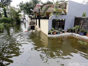 Warga Ciracas 2 Hari Terendam Banjir, Ahok: Karena Dam Jebol