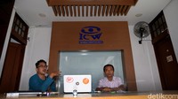 Peneliti Jaringan Kerja Penyelamat Hutan Riau (Jikalahari) Made Ali dan peneliti ICW Lais Abid (kanan) menyampaikan temuan dan analisa kebakaran hutan di Riau.