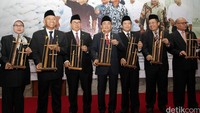 Mereka juga sempat memainkan angklung.