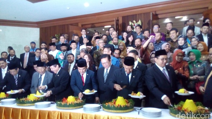 Rapat Paripurna dan HUT DPR Ditutup dengan Pemotongan Tumpeng