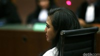 Damayanti mendengarkan tuntutan yang dibacakan jaksa.