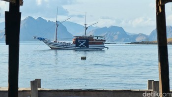 Lady Denok, satu dari dua kapal pinisi yang menjadi alat transportasi sekaligus tempat tinggal bagi para peserta Xpedition X-T2 untuk pergi dari satu pulau ke pulau lain. Foto: detikINET - Anggoro Suryo Jati