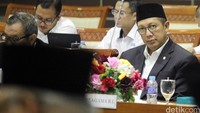 Lukman Hakim Saifuddin mendengarkan pertanyaan anggota Komisi VIII.
