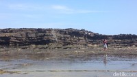 Untuk ke pantai ini, dari Desa Sawarna jaraknya melebihi 1 km. Tenang, terdapat banyak jasa ojek yang akan mengantarkan kamu ke sana dengan banderol sekitar Rp 50 ribu (Afif/detikTravel)