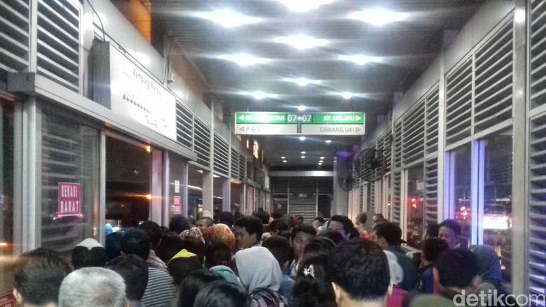 Ganjil Genap Belum Selesaikan Masalah, Transportasi Umum Masih Penuh Sesak Ganjil Genap Belum Selesaikan Masalah, Transportasi Umum Masih Penuh Sesak